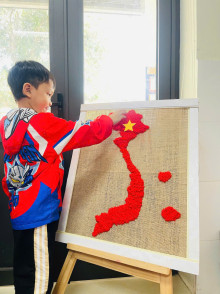 HOẠT ĐỘNG “THÊU TRANH BẰNG LEN XÙ”