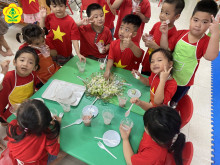 CÁC BÉ CHẾ  BIẾN CÁC LOẠI QUẢ TƯƠI DẦM SỮA CHUA