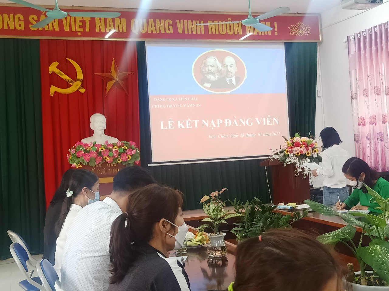 CHI BỘ TRƯỜNG MN LIÊN CHÂU TỔ CHƯC LỄ KẾT NẠP ĐẢNG VIÊN MỚI