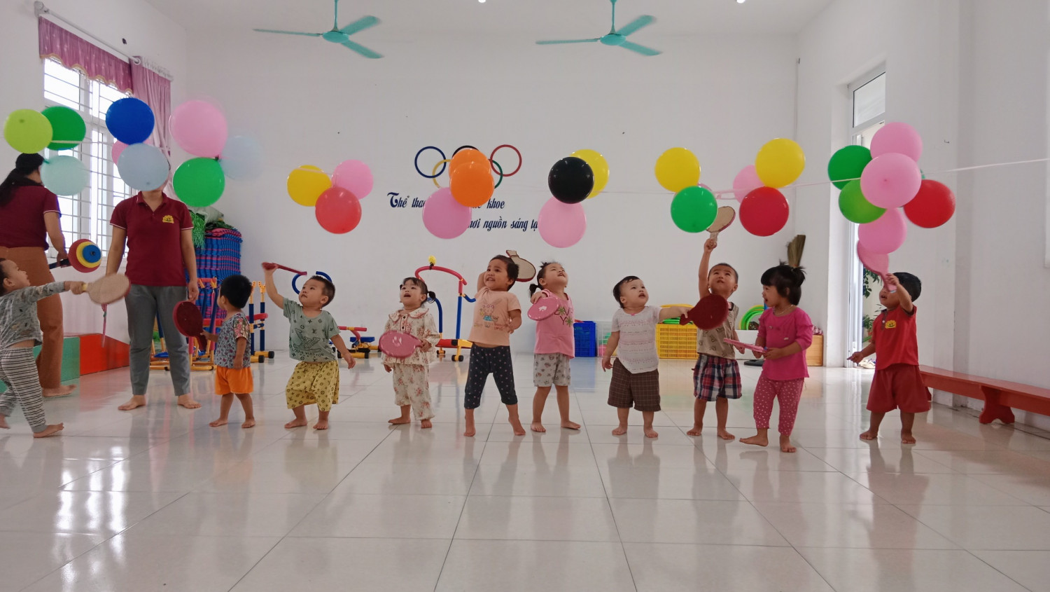 CÔ VÀ BÉ LỚP D1 CÙNG RÈN LUYỆN THỂ THAO TRONG HOẠT ĐỘNG PHÁT TRIỂN VẬN ĐỘNG