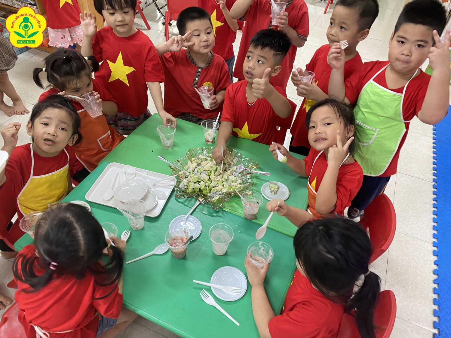 CÁC BÉ CHẾ  BIẾN CÁC LOẠI QUẢ TƯƠI DẦM SỮA CHUA