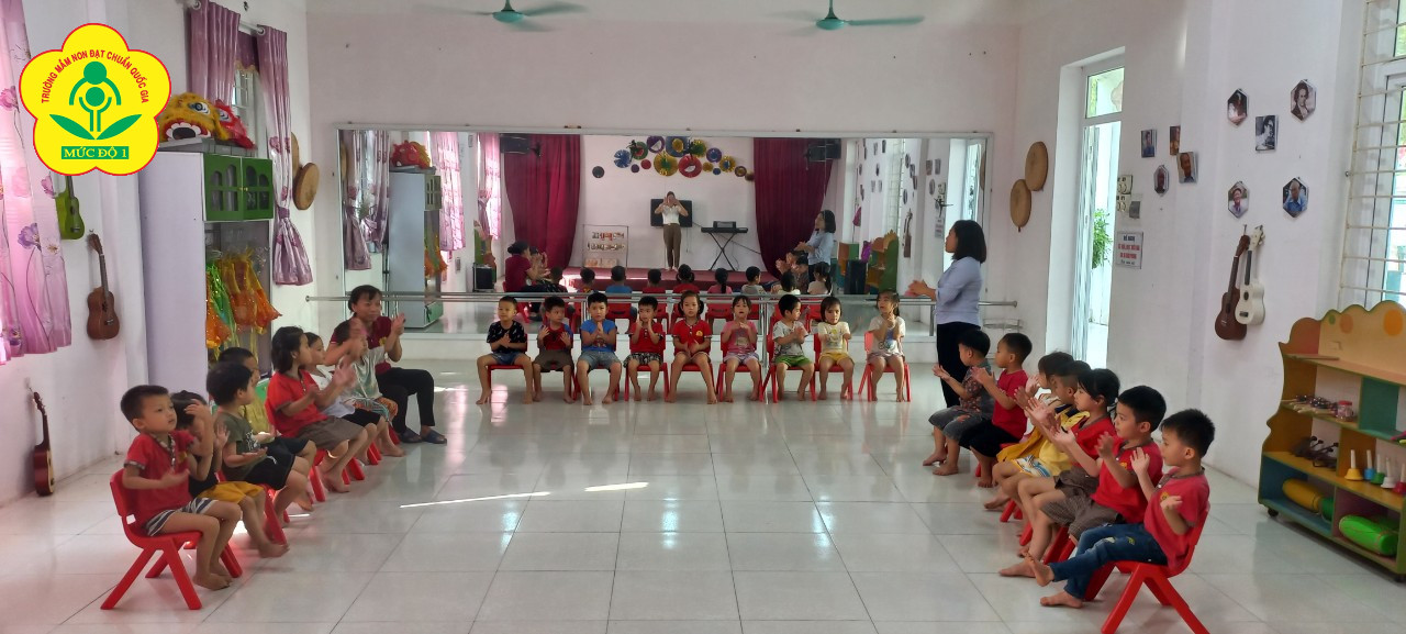 HOẠT ĐỘNG ÂM NHẠC CÙNG CÔ VÀ CÁC BÉ LỚP B2