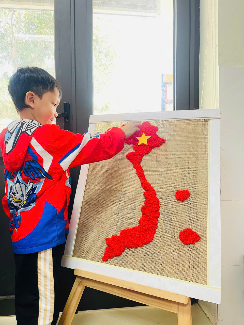 HOẠT ĐỘNG “THÊU TRANH BẰNG LEN XÙ”