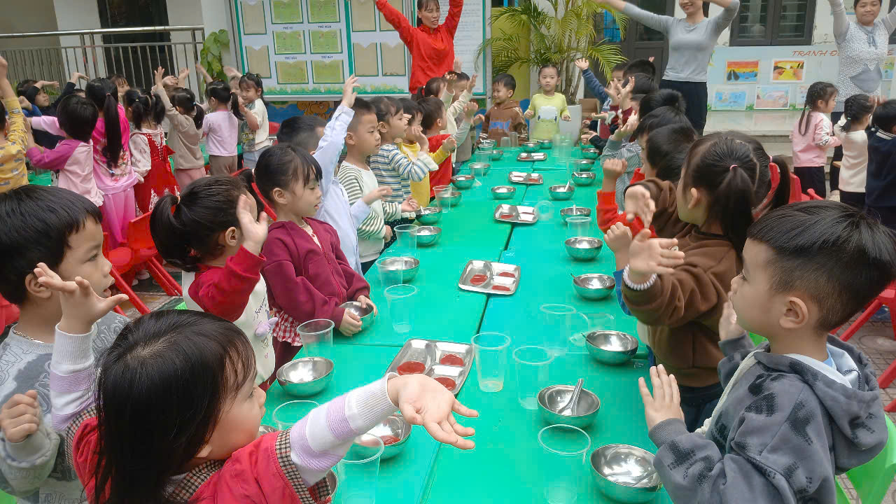 BỮA TIỆC CUỐI NĂM CỦA CÁC BÉ TRƯỜNG MẦM NON LIÊN CHÂU