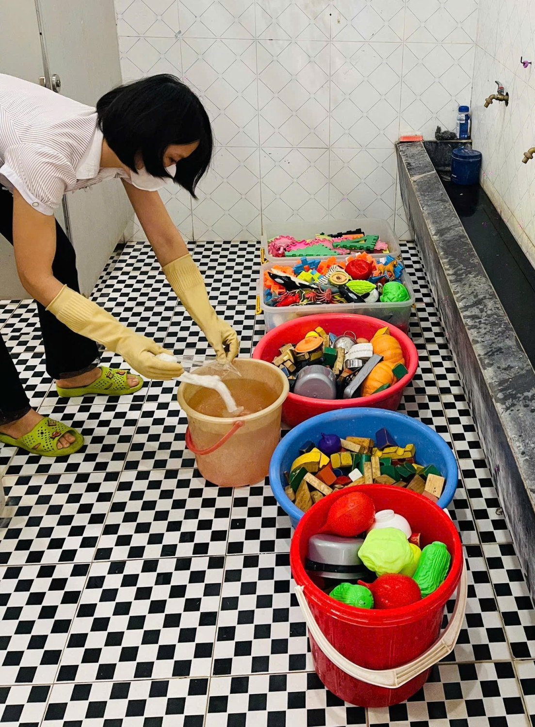 Tổng vệ sinh, khử khuẩn Cloramin B phòng chống dịch